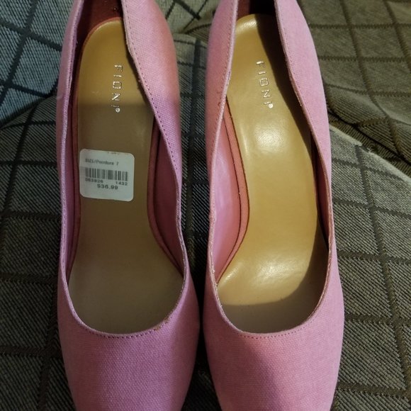 Pink canvas 4" pumps size 7 - Picture 3 of 4